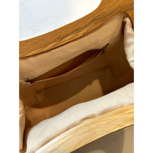 Vintage Excellent Condition Beige Woven Raffia Bag Wood Handle, Gold Clasp - Picture 5 of 7